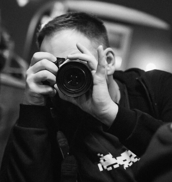 Der Fotograf versteckt sich hinter seiner Kamera